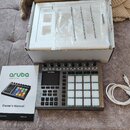 Na fotografii je MIDI kontrolér Nektar Aruba s bílými podsvícenými pady a černým tělem. Na zařízení je uveden nápis aruba a nektarine beat composer.…