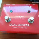 Červený efekt pedál z kovu s dvěma stříbrnými spínači. Na horní straně je bílý nápis WIDARA, DUAL LOOPER a TRUE BYPASS BOX. V horní části jsou bílé č…