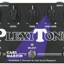 Černý kytarový efekt s bílým nápisem PLEXITONE. Na horní straně jsou čtyři ovládací knoflíky s popisky BOOST, LEVEL, TONE a HIGH GAIN, CRUNCH. V doln…