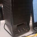 Černý monitorovací reproduktor s mřížkou v přední části a žebrovaným bočním panelem. Na spodním ovládacím panelu jsou nápisy POWER, TONE, MIC a MASTE…