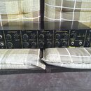 Černý rackový efektový procesor s řadou ovládacích knoflíků a přepínačů. Na předním panelu jsou nápisy COMPRESSOR, PHASER, DISTORTION, CHORUS/FLANGER…