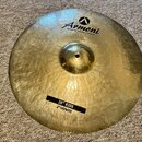 Kruhový mosazný činel s viditelným broušením povrchu. V horní části je nápis Armoni a pod ním text HANDMADE TURKISH CYMBALS s logem. Ve spodní části…