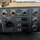 Záběr na zadní panel černého elektronického zařízení s několika konektory a přepínači. Jsou zde vidět nápisy ft switch, pwr amp in, pre amp out, tune…