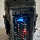 Černý přenosný reproduktor s plastovým krytem. Na ovládacím panelu je nápis POWER: 300 W, značka LAMAX a model PartyBoomBox 300. Panel obsahuje digit…