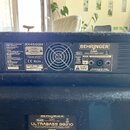 Zadní strana černého basového komba značky BEHRINGER, model BX4500H. Na štítku jsou uvedeny nápisy BEHRINGER ULTRABASS MODEL BX4500H, www.behringer.c…