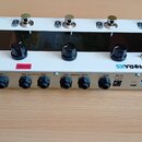 Bíle provedený efektový procesor s černým displejem a pěti stoupacími spínači. Na horní části jsou nápisy TONEPRINT PEDAL a čísla 5, 4, 3, 2, 1 u spí…