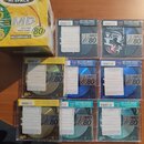 Sada deseti MiniDisců v plastových pouzdrech a originální krabici. Na disketech i obalech jsou nápisy MD 80, HiSPACE a RECORDABLE. Povrchy disků mají…