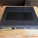 Černý rackový syntetizátor s nápisem MOTIF-RACK ES a TONE GENERATOR. Na předním panelu jsou vidět ovládací prvky, tlačítka s popisky jako EXIT, PAGE,…