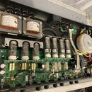 Interiér elektronického zařízení s otevřeným šasi. Jsou zde vidět dvě stříbrné transformátory s nápisy WEISS ELEKTROTECHNIK, BV 152 00056, BVUT-066 0…