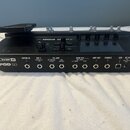 Černý kytarový procesor s nápisy LINE 6 a POD GO. Na zadním panelu jsou vstupy a výstupy s popisky GUITAR IN, EXP 2 FOOTSWITCH 7/8, FX LOOP RETURN/AU…