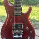 Elektrokytara s červeným lesklým povrchem a hnedým hmatníkem. V pozici bridge je umístěn jeden humbucker, v pozici middle jeden single-coil snímač a…