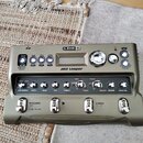 Zlatavsadě zapálený loopovací pedál Line 6 JM4 Looper. Zařízení obsahuje několik ovládacích knoflíků, tlačítka pro přepínání režimů (GUITAR, DRUMS, I…