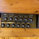 Černý nožní kontrolér Yamaha MPC10 MID FOOT CONTROLLER s digitálním displejem a dvěma řadami kulatých stoupacích tlačítek. Horní řada obsahuje tlačít…