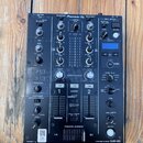Černý DJ mixér s nápisem Pioneer DJ a označením modelu 2 CHANNEL DJ MIXER DJM-450 v pravém dolním rohu. Zařízení obsahuje zahlreiche potenciometry, p…