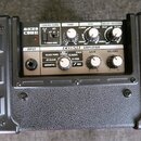 Černý kytarový kombozesilovač s nápisy MICRO CUBE a COSM AMPLIFIER. Přední panel obsahuje ovládací knofíky Volume, Gain, Tone, EFX a Delay/Reverb, př…