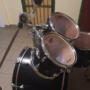 Černá bicí souprava s chromovaným kováním. Na blanách dvou tomů je vidět nápis Evans. Na kovovém držáku je vyryto logo Pearl. Povrch blan vykazuje zn…