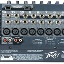 Zadní strana míchacího pultu značky Peavey s označením 16FX. Zařízení obsahuje řadu vstupů a výstupů, včetně konektorů XLR, jacků a RCA, s nápisy jak…