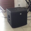 Černý subwoofer s mřížkou v přední části. Na mřížce je umístěno bílé logo EV. Horní plocha má uprostřed otvor pro nasazení na stojan. Povrch přístroj…