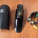 Na fotografii je černý munzpun, černý nápustník a ligature. Nápustník nese logo Yamaha, nápis YAMAHA a označení 5C. Ligatura je černá s kovovými zlat…