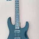 Elektrická kytara s černým lesklým povrchem těla a hmatníkem. Na hlavě je bílý nápis Jackson. Nástroj má dva humbuckery, jeden ovládací knoflík a pře…