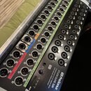 Digitální mixážní pult Presonus StudioLive 32R v černém provedení, umístěný v transportním kufru. Na zadním panelu jsou vidět početné XLR konektory a…