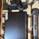 Sada bezdrátového mikrofonu v originálním polystyrenovém packagingu. Obsahuje šedý mikrofon s nápisem audio-technica, černý přijímač, napájecí adapté…