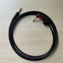 Černý instrumentální kabel s pozlacenými konektory typu jack. Jeden z konektorů má červený plastový kryt s nápisem SONY. Na povrchu kabelu je bílý te…