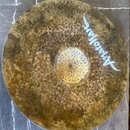 Kruhový mosazný činel s výrazným kovánívým povrchem a patinou. Na pravé straně je bílý nápis Anatolian. Povrch vykazuje známky opotřebení a nepravide…