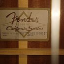 Detail štítku uvnitř akustické kytary z dřevěného materiálu. Na štítku je uveden nápis Fender ACOUSTICS California Series, dále označení SONORAN SCE…
