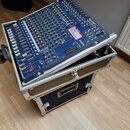 Modrý mixážní pult Yamaha MG166CX umístěný v černém transportním kufru s hliníkovými hranami a kovovými rohy. Na přístroji jsou vidět nápisy YAMAHA,…