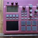 Detailní pohled na fialový sampler s displejem a ovládacími prvky. Na panelu jsou nápisy Sample, Filt, Pitch/Glide, Resonance a LPF u knoflíků, dále…