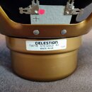 Detail zadní strany reproduktoru v zlaté barvě. Na bílém štítku je uveden nápis CELESTION, T5671B G10-GOLD 8Ω, MADE IN UK a kód CJ28. Povrch je v dob…