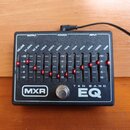 Černý kytarový efekt pedál s nápisy MXR a TEN BAND EQ. Zařízení obsahuje deset posuvníků pro regulaci frekvencí od 31.25Hz do 16kHz, ovládací prvky V…