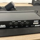 Černý rackový procesor s nápisem Lexicon na levé straně. Na předním panelu jsou čtyři konektory s popisky OUTPUT LEFT (PHONES), OUTPUT RIGHT (MONO),…