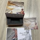 Krabice a doprovodné papíry značky Bare Knuckle PICKUPS. Na krabici i tiskovinách je nápis Bare Knuckle PICKUPS, slogan PEERLESS CRAFTSMANSHIP SUPERL…