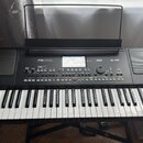 Černý digitální klavír značky KORG s modelem Pa 300. Nástroj má bílé a černé klávesy, vestavěné reproduktory po stranách a centrální displej s ovláda…