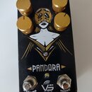 Černý efekt pedál s nápisem PANDORA a logem VS AUDIO. Na horní části jsou čtyři zlaté kovové ovládací knoflíky a uprostřed je grafika stylizované pos…