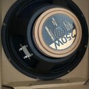 Černý reproduktor v kartonové krabici. Na středovém krytu je bílý nápis 250W a modrý štítek s textem CELESTION, Model: NEO 250, Power capacity: 250 W…
