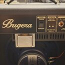 Zadní panel kytarového komba značky Bugera. Na panelu jsou přepínače MODE (TRIODE / PENTODE), kontrolky TUBE LIFE MONITORING a výstupy LOUDSPEAKER s…