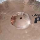 Kovový činel v měděné barvě s viditelným kovánívým zdobením ve formě drobných důlků. Na povrchu je černý nápis pAiste pst8 20" MEDIUM RIDE. Povrch vy…