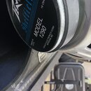 Detailní záběr na zadní část reproduktoru s černým krytem. Je na něm bílý nápis Sheffield, MODEL 1290 a 16 OHMS. Dále je uveden text MADE IN U.S.A. a…