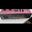 Zadní strana červeného pedálu Loop Station s nápisem BOSS a označením modelu RC-30 DUAL TRACK LOOPER. Jsou vidět konektory MIC IN, AUX IN, OUTPUT L/M…