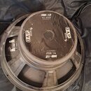 Černý kruhový reproduktor s plastovým rámem a středovým krytem. Na krytu jsou bílé nápisy DAP audio, MB-12, 8Ω - 200W FULL RANGE a kód QN6RKN200G-D/1…