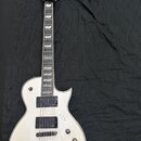 Bílá elektrická kytara s tmavým hnedým hmatníkem a dvěma humbuckery. Na hlavě je nápis Harley Benton a modelové označení Fusion-T, na 12. pražci je n…