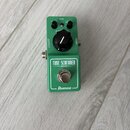 Zelený efekt pedál v kompaktním provedení. Na přední straně je nápis TUBE SCREAMER MINI a logo Ibanez. Pedál má jeden černý ovládací knoflík, stoupac…