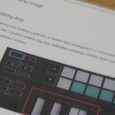 Fotografie zachycuje část tištěného textu v češtině s nadpisem „Režimy Arp“ a doprovodním obrázkem ovládacího panelu elektronického nástroje. Na obrá…