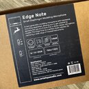 Fotografie zachycuje zadní stranu kartonového obalu od mikrofonu. Na černém panelu je bílý text „Edge Note Small Diaphragm Modeling Microphone“ a pop…