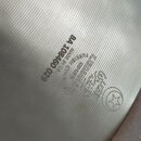 Detailní záběr na povrch kovového činele se jemným rýhováním. Na povrchu je vyražen nápis K.ZILDJIAN & CO., TURKISH CYMBAL, GENUINE MADE IN U.S.A. a…