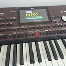 Detailní pohled na ovládací panel a klávesy aranžéru KORG Pa700 PROFESSIONAL ARRANGER. Displej zobrazuje nápis KORG Pa700 PROFESSIONAL ARRANGER a OS…