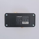 Zadní strana černého efekt pedálu značky tc electronic. Na spodní části je umístěn štítek s texty, včetně nápisů Commercial PZ, Made in China a sério…
